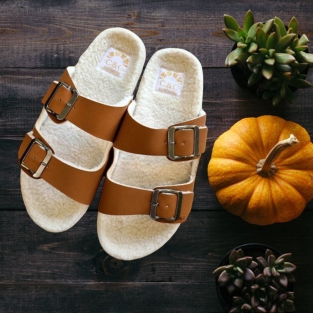 NWT C&C California Zoe Sherpa Buckle Arizona Sandals Slippers in cognac size 10